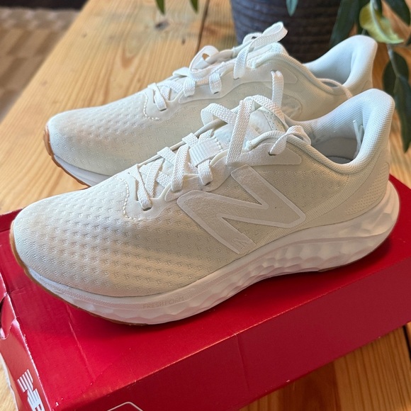NEW $ NEW BALANCE Cream Running Shoes - Picture 2 of 4